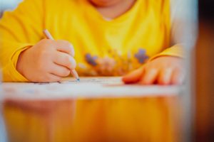 buste enfant pull jaune écrit