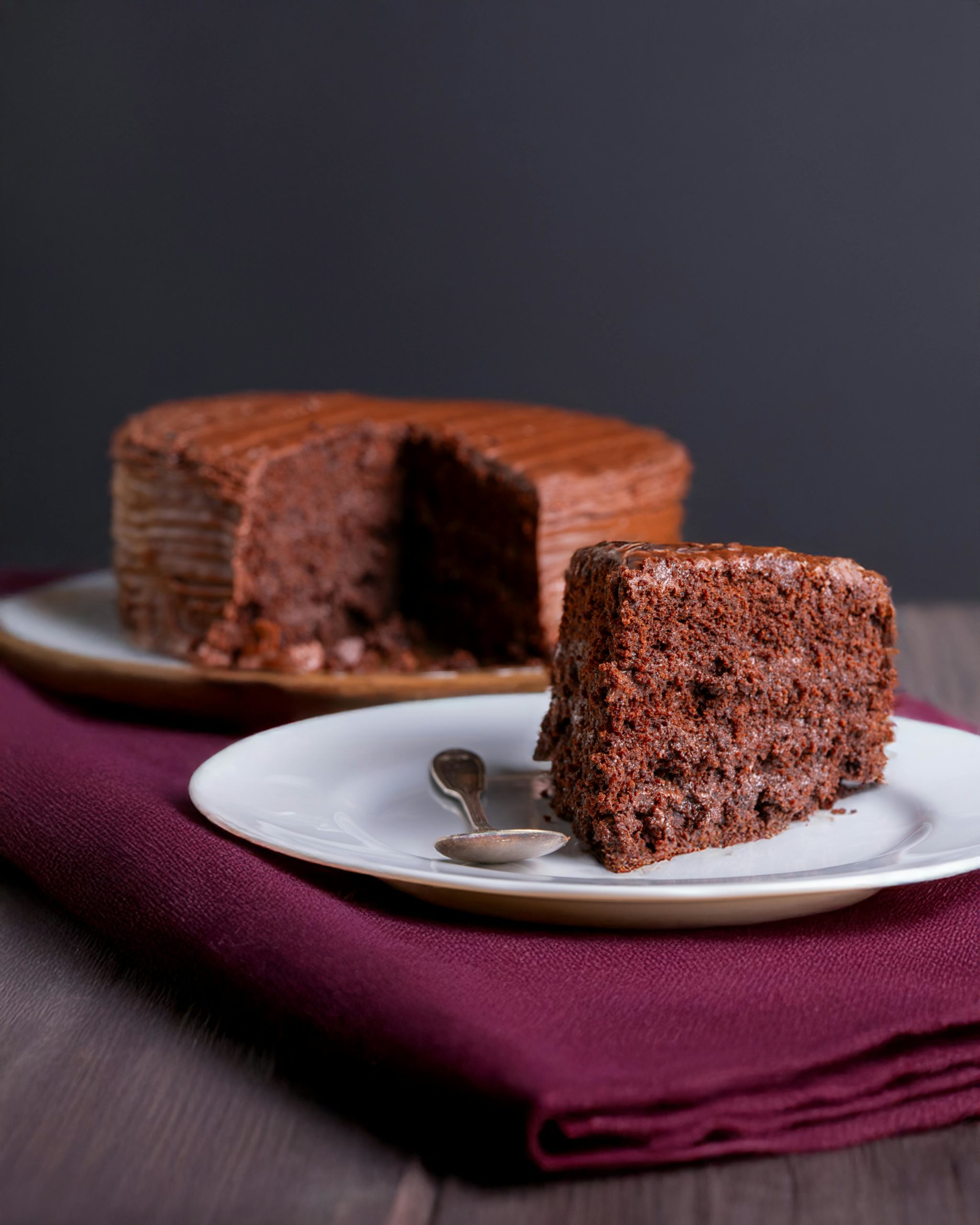 gateau chocolat 2 enfants colorient avec des crayons de cire